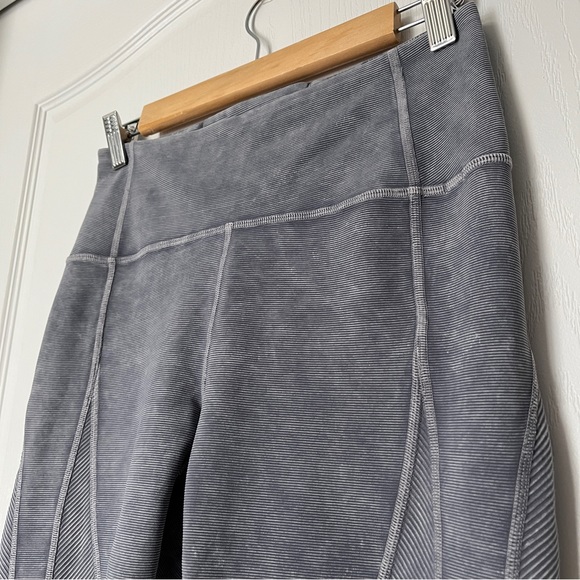 Lululemon Wunder Under - hemmed to 26" *Ribbed Snow Washed. Luna. Size 6. - Picture 6 of 13